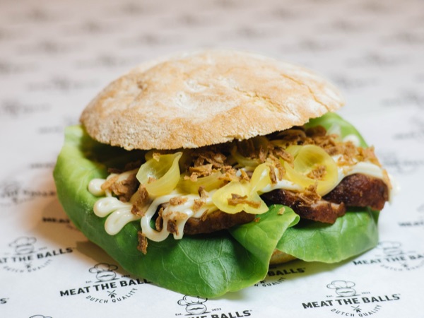 The Amsterdammertje, our classic with smoked mayonnaise and Kesbeke onions.