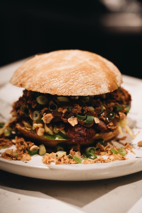 Luxe broodje bal met bal en groene topping op bord, Meat The Balls Amsterdam